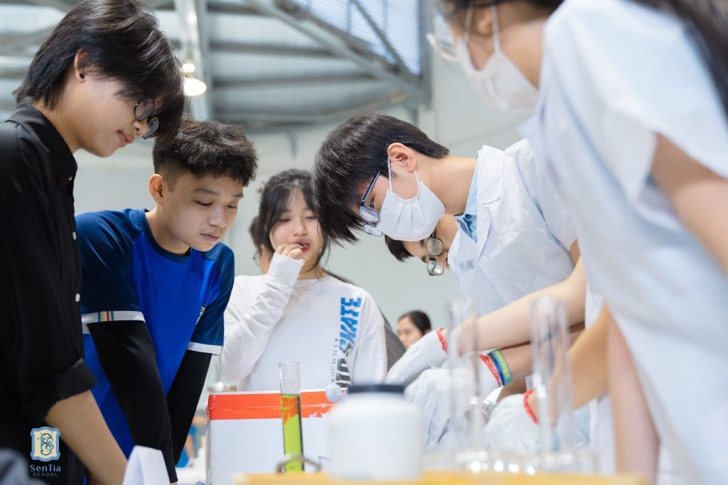 Học sinh SenTia đang thực hành trong giờ khoa học