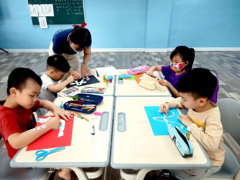 Trẻ sẽ được học chữ cái, chữ số, hình học… tại lớp tiền tiểu học