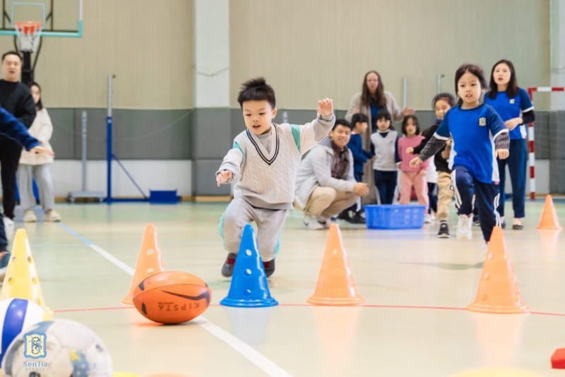 Tại Sentia School, việc kết hợp giữa học và chơi tạo sự hứng thú cho trẻ khi đến trường