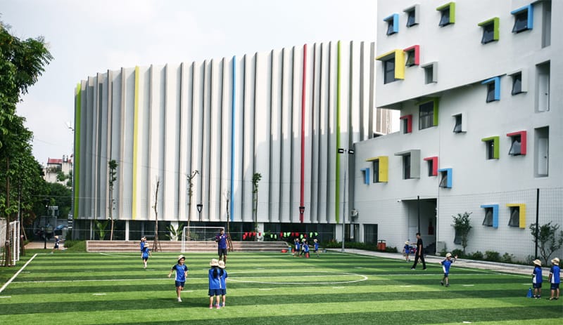 SenTia được xây dựng trên khuôn viên 10.000m² với 40 phòng học tiêu chuẩn