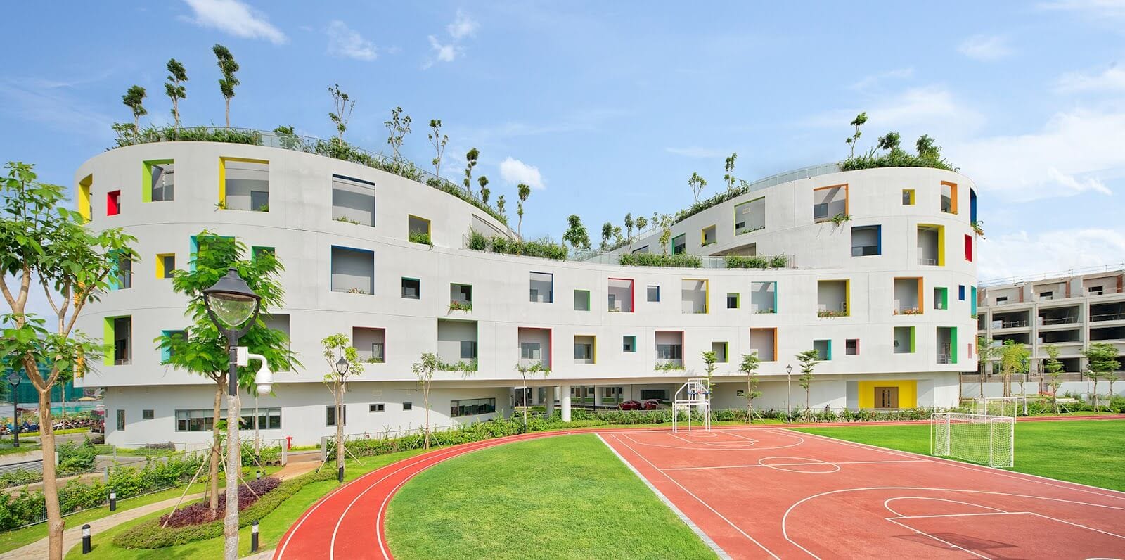 Một khoảng khuôn viên sân thể dục của trường VAS