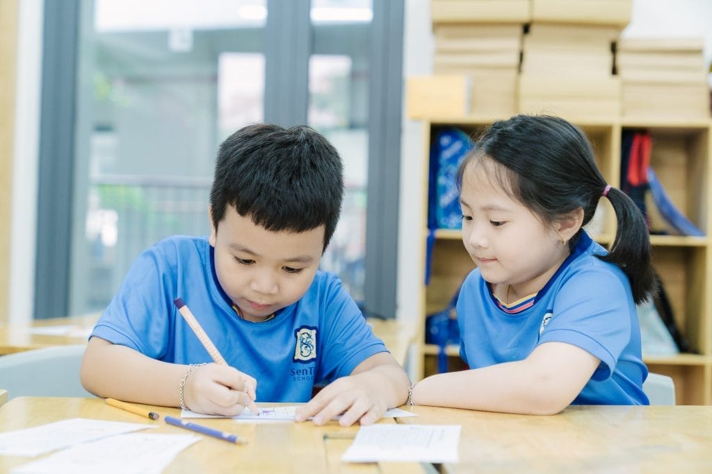 Cho con trải nghiệm thử một vài tiết học