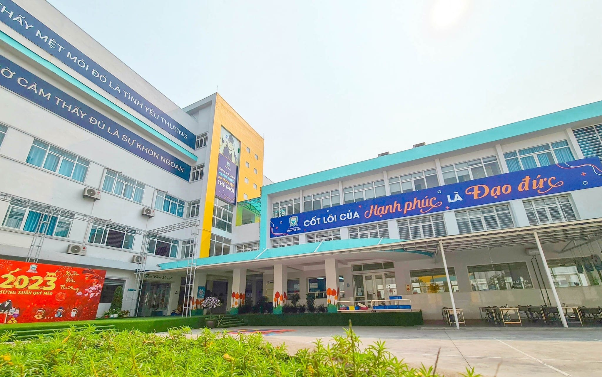 Trường nằm trong khu đô thị Thanh Hà với cơ sở vật chất hiện đại