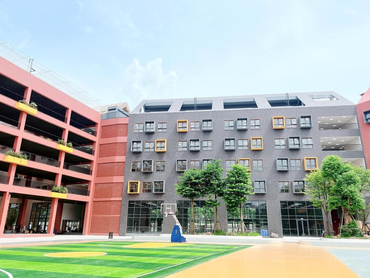 Trường được thiết kế hiện đại với không gian học tập sạch sẽ