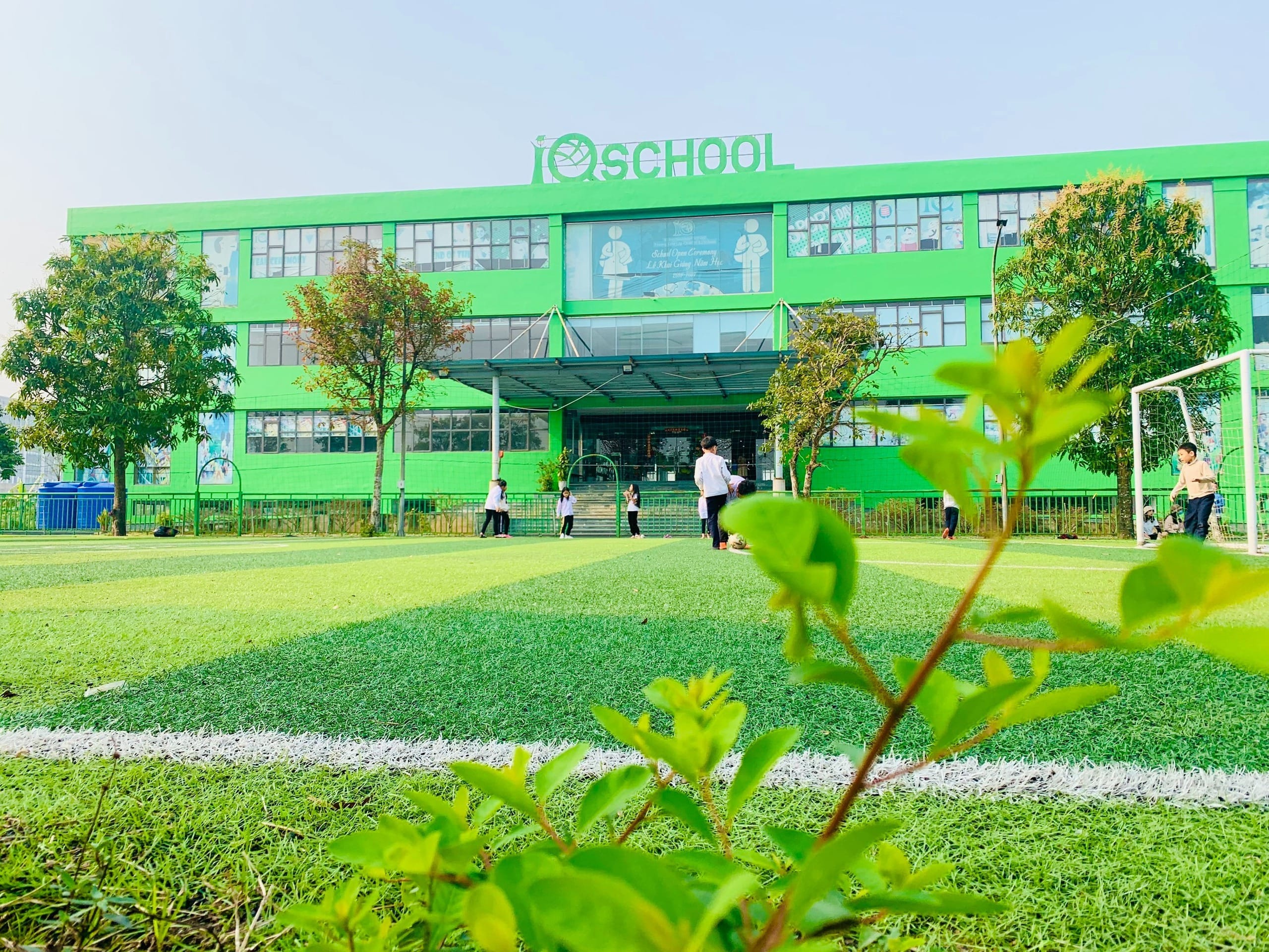 Sân chơi rộng rãi và khuôn viên xanh giúp học sinh rèn luyện sức khỏe