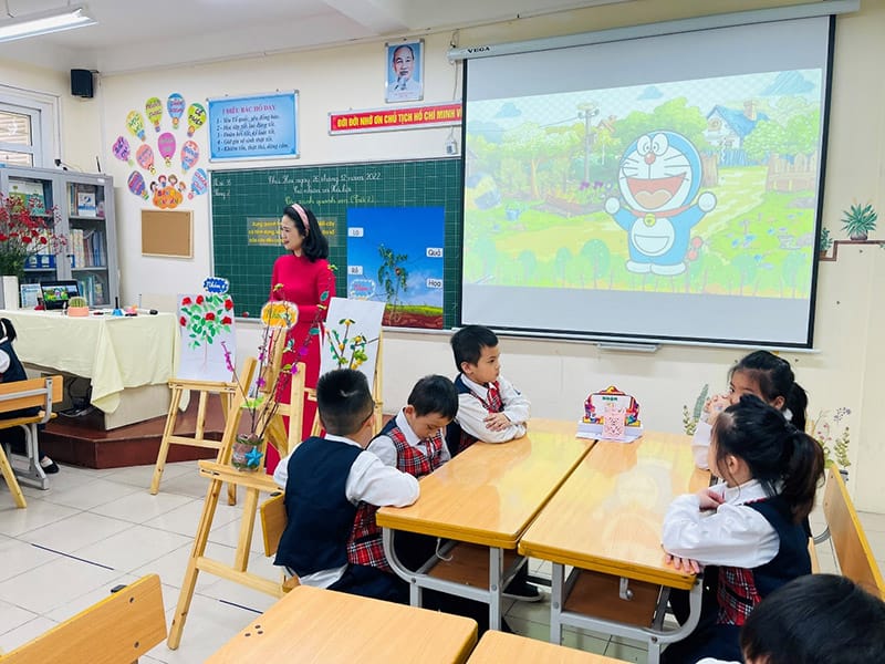 Trẻ được tiếp xúc với thế giới xung quanh qua môn tự nhiên và xã hội