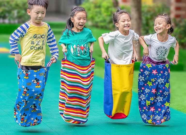 Trò chơi nhảy bao bố giúp trẻ rèn luyện khả năng giữ thăng bằng