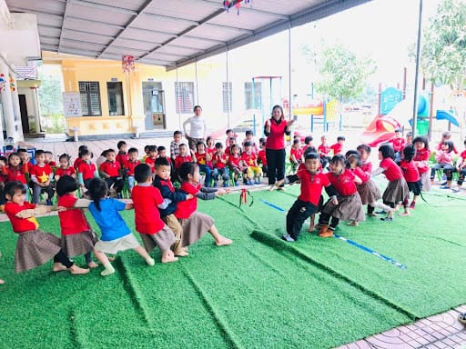 Kéo co là trò chơi tập thể thú vị giúp trẻ phát triển sức mạnh cơ tay – chân