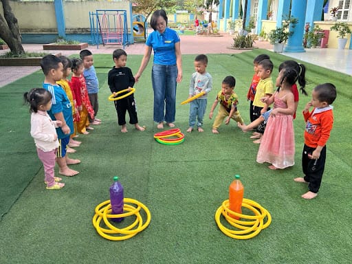 Ném vòng là trò chơi đơn giản nhưng rất hữu ích để trẻ rèn luyện sự chính xác