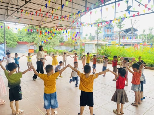 Lò cò là trò chơi giúp trẻ rèn luyện khả năng giữ thăng bằng