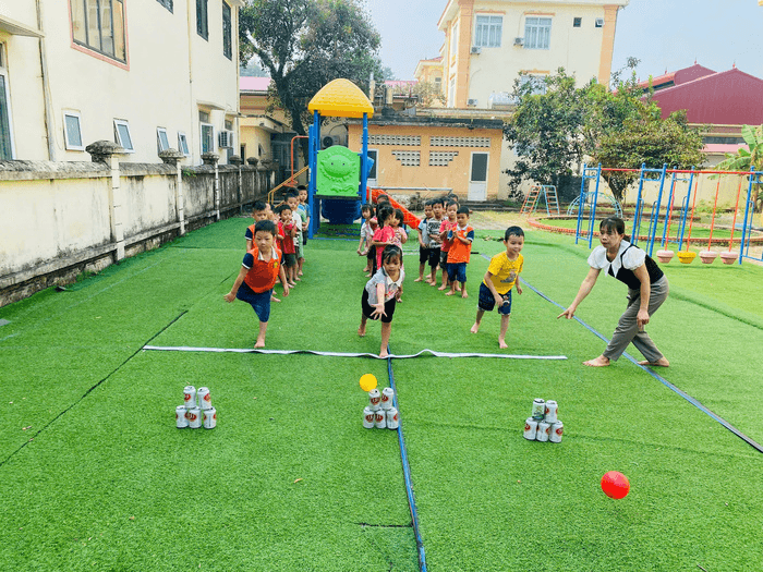 Ném lon là trò chơi vận động đơn giản nhưng kích thích sự tập trung