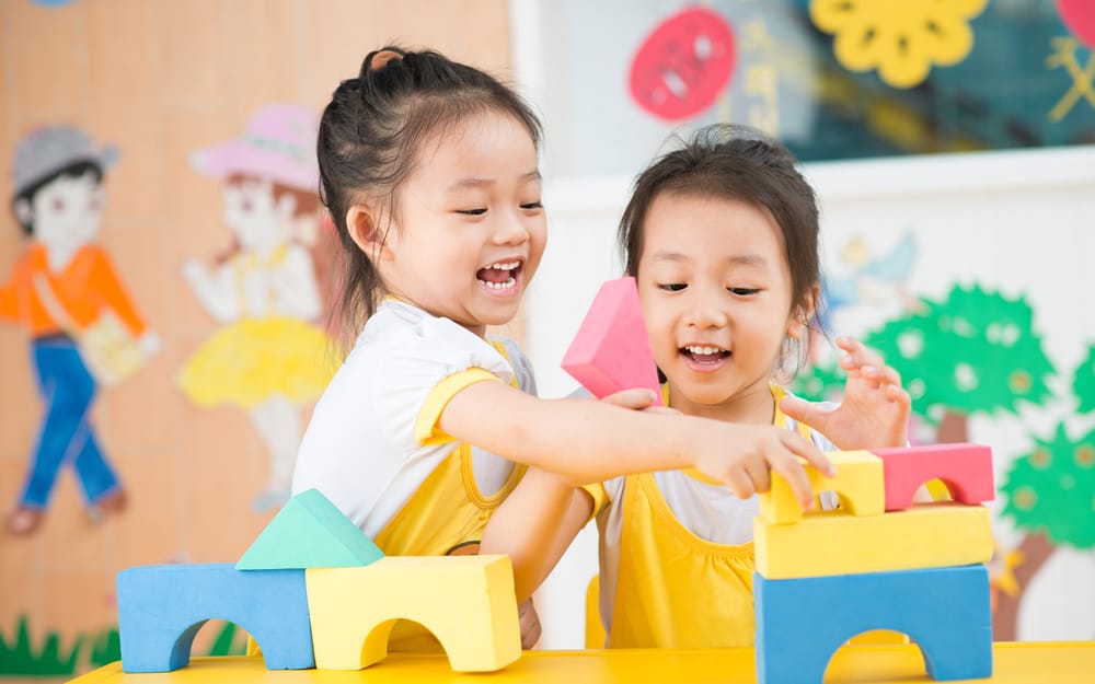 Trẻ phát triển kỹ năng giao tiếp và cảm xúc