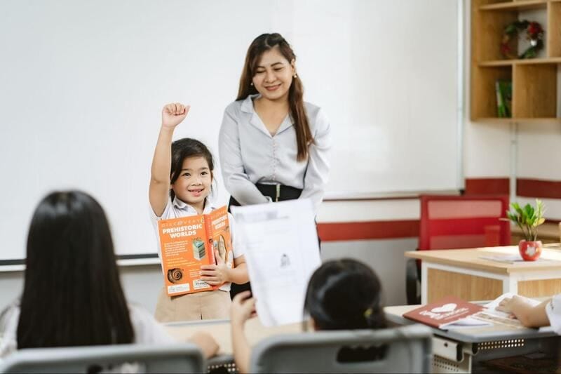 Kỹ năng giao tiếp đóng vai trò giúp trẻ phát triển khả năng ngôn ngữ, bày tỏ quan điểm