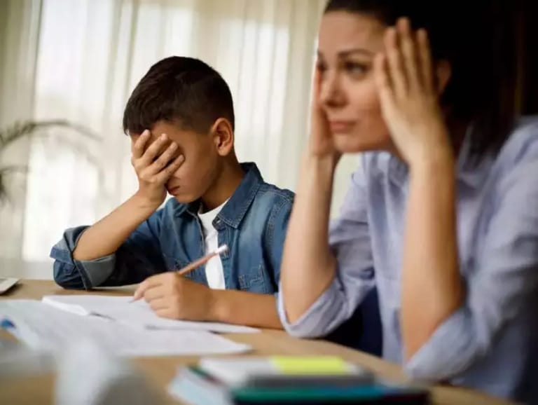 Cha mẹ cần làm gì khi thấy con đang chịu áp lực học tập?