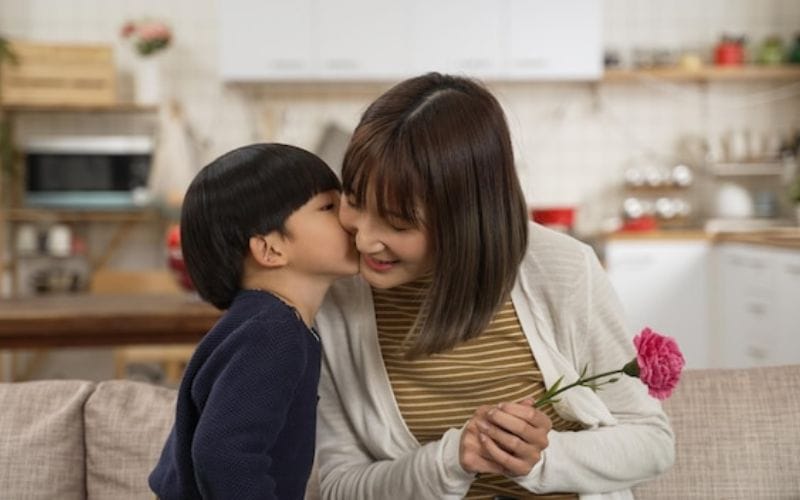 Cần biết lắng nghe và chia sẻ cảm xúc với trẻ