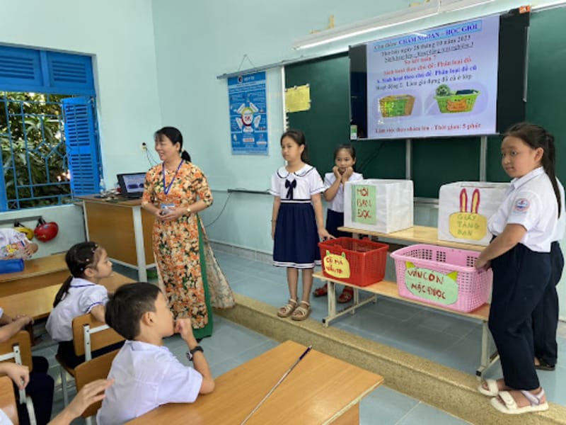 Học sinh lớp 3 trong tiết học Hoạt động trải nghiệm
