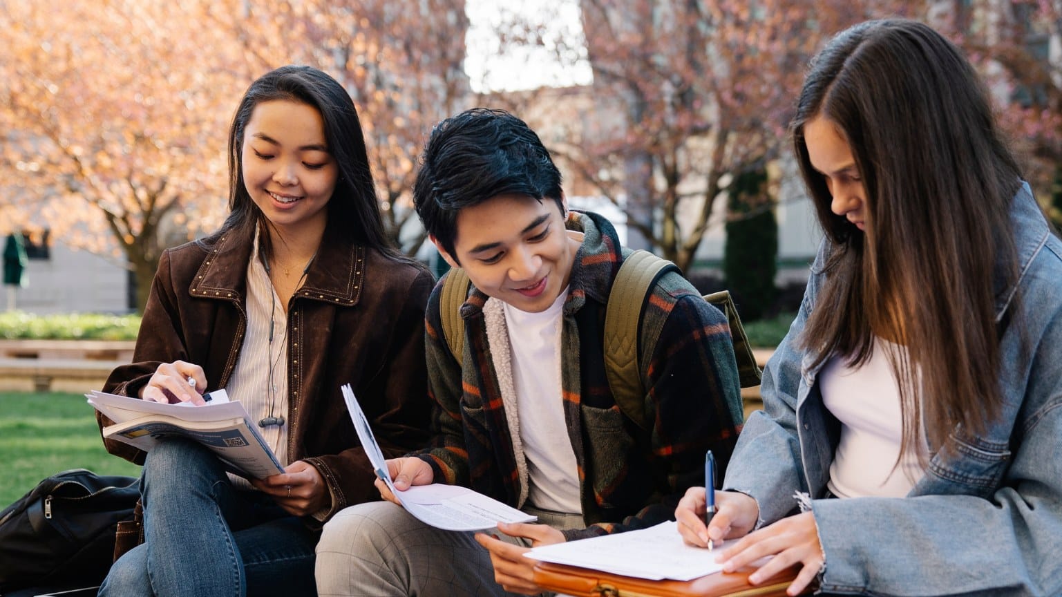 Đọc kỹ syllabus chính thức từ trang Cambridge International