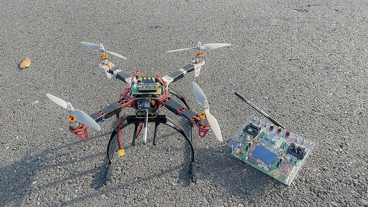 học sinh được rèn luyện hiểu biết cơ bản về điều khiển bay