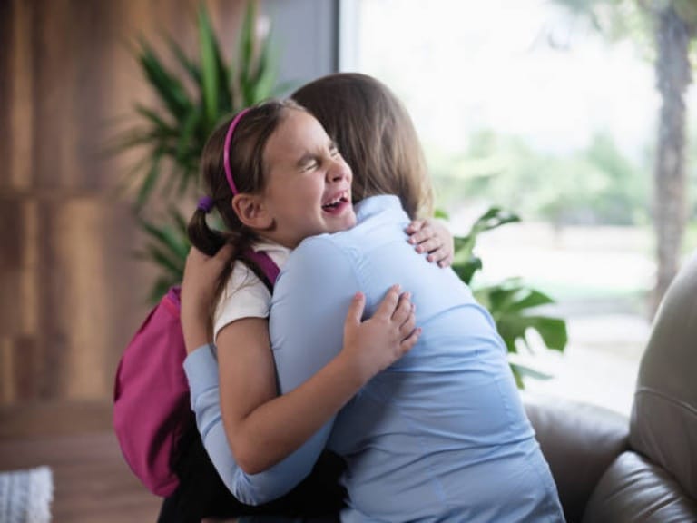 Trẻ lo lắng khi đi học