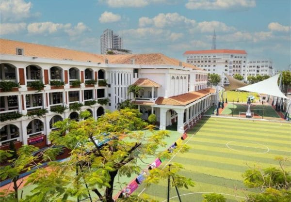 Có nên cho con học trường chất lượng cao không?
